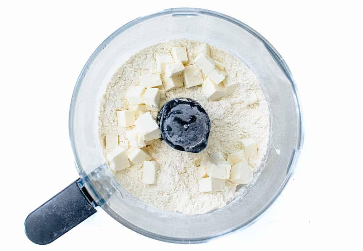 Butterwürfel und Mehl in einer Küchenmaschine