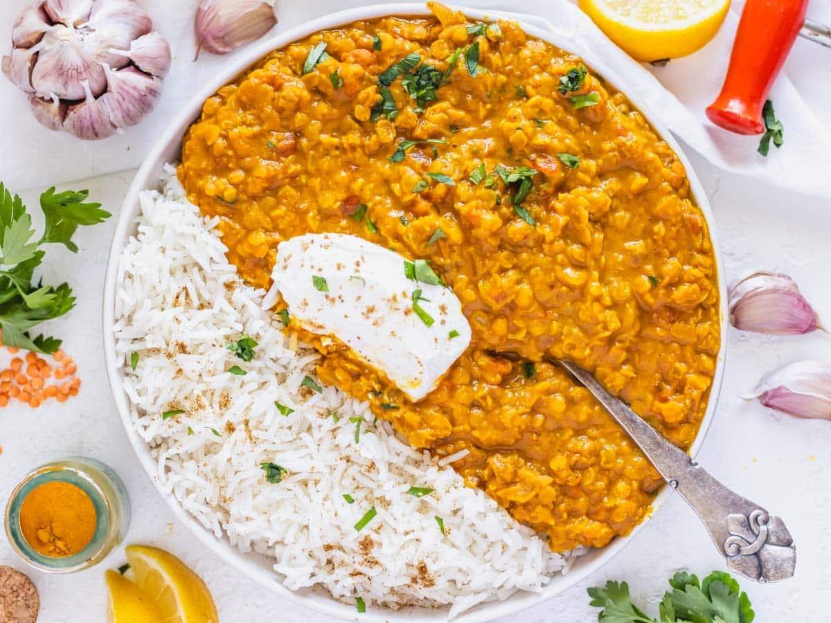 Linsen-Curry mit Reis und pflanzlichem Joghurt