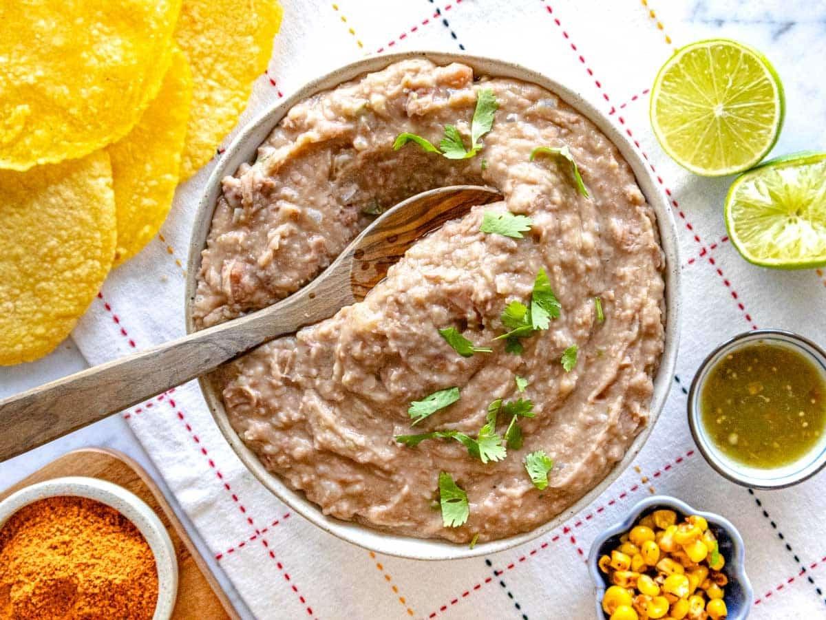 Refried Beans in einer Schüssel mit frischem Koriander garniert