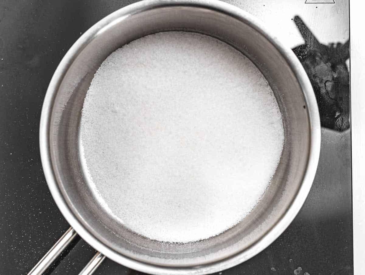 Zucker im Topf bereit zum Schmelzen für das Karamell