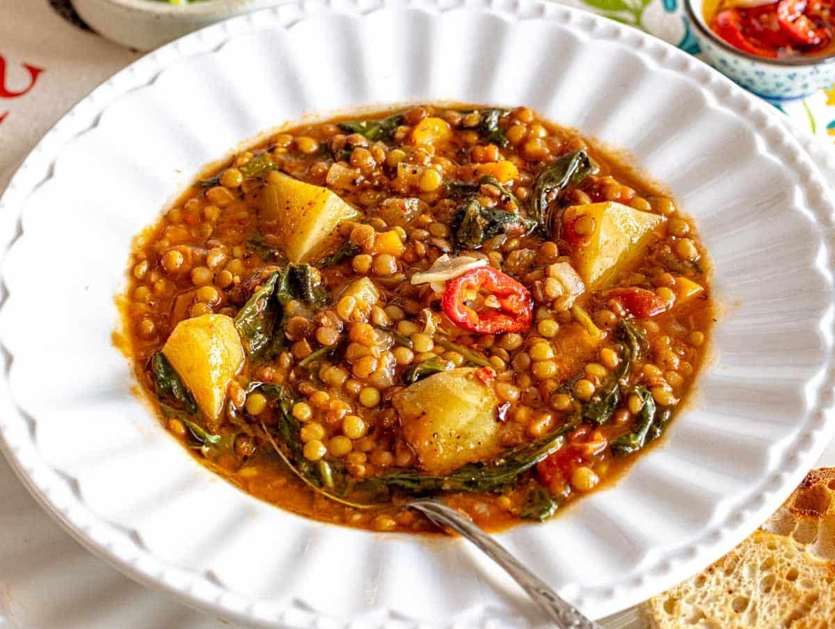 warme Linsensuppe in einer weißen Schüssel