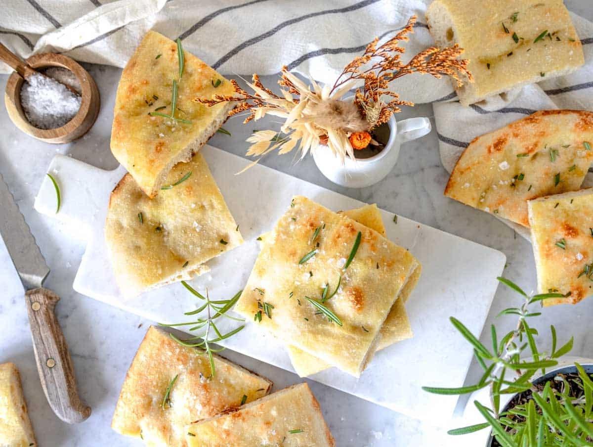 Schiacciata Scheiben mit Salz und frischem Rosmarin