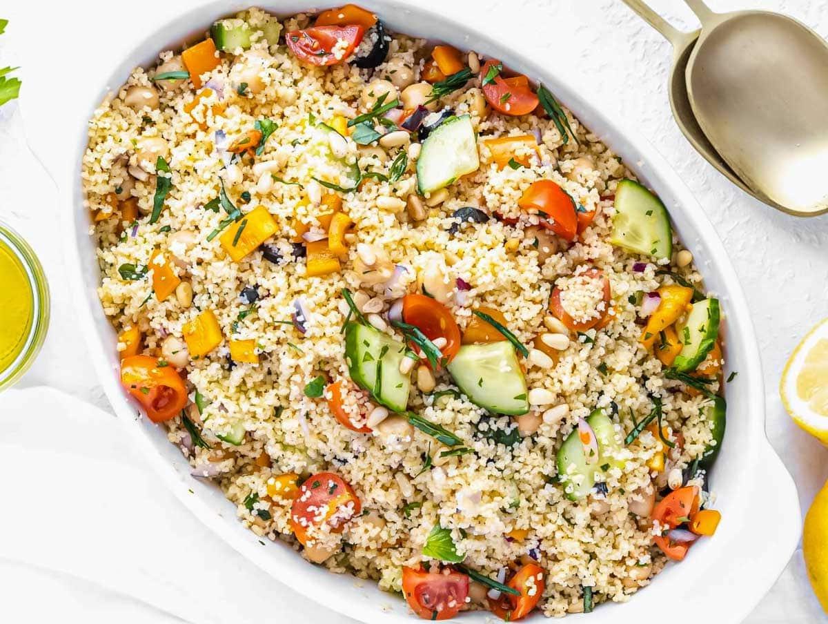 Fertiger Couscous Salat in einer großen Schüssel.