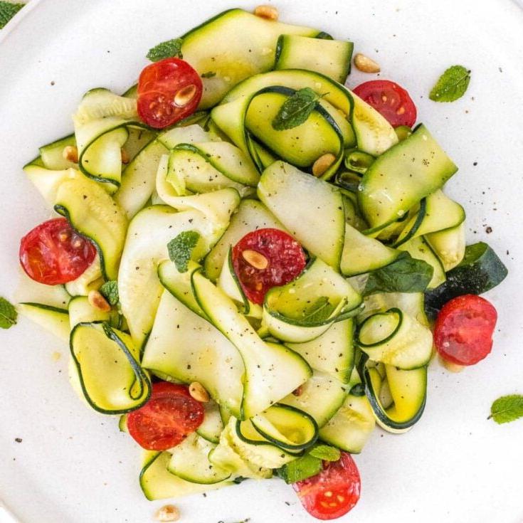 Zucchinisalat mit gerösteten Pinienkernen