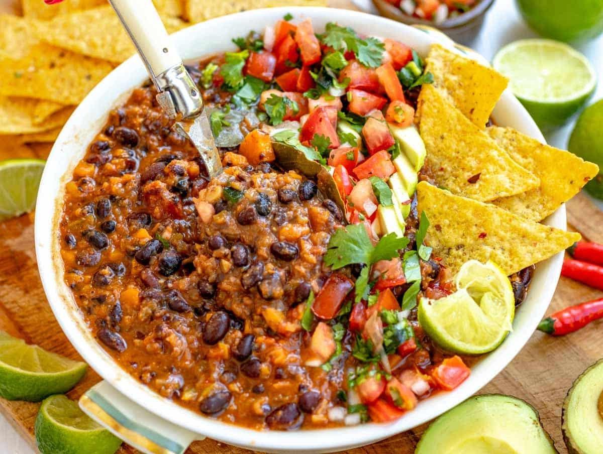 Schwarze Bohnensuppe mit frischer Limette, Nachos und Pico de Gallo