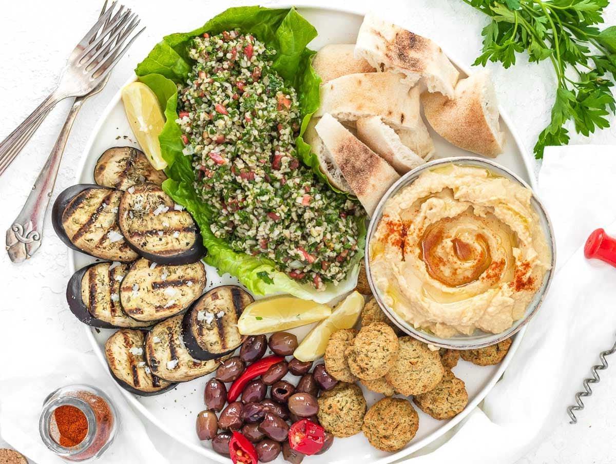 Mezze-Platte mit Tabbouleh und Hummus