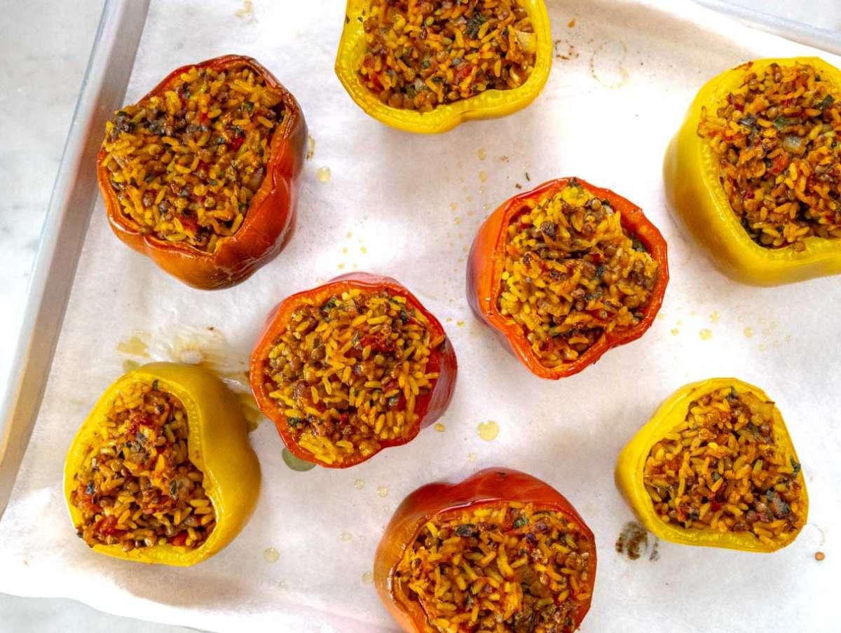 Schritt 2: Paprika vorbereiten, füllen und backen.
