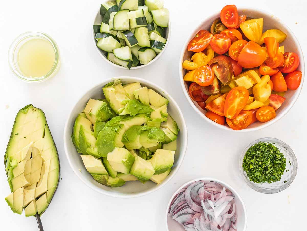 Alle gehackten Gemüse für den Avocado-Salat