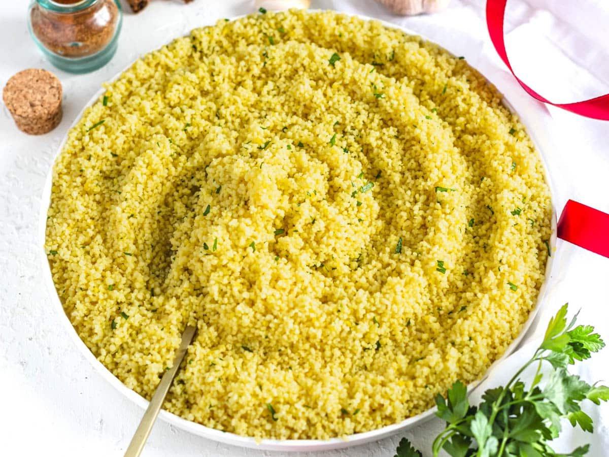 Couscous in einer Schüssel oder einem Behälter zubereiten und lagern