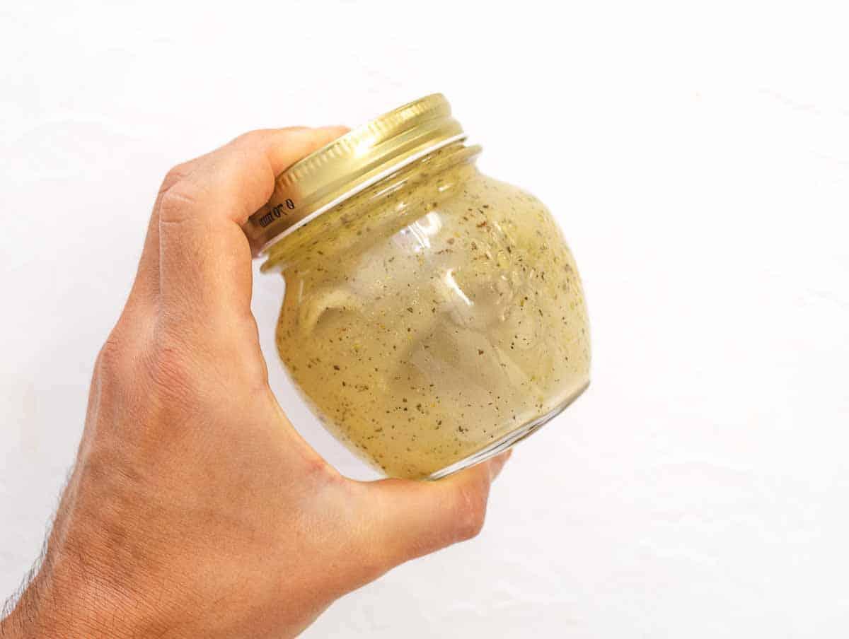 Glas mit Zutaten schütteln