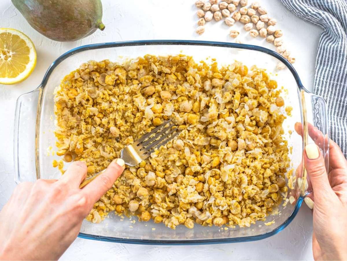 Curry-Kichererbsen-Salat 6 Schritt 2: Kichererbsen mit einer Gabel zerdrücken.
