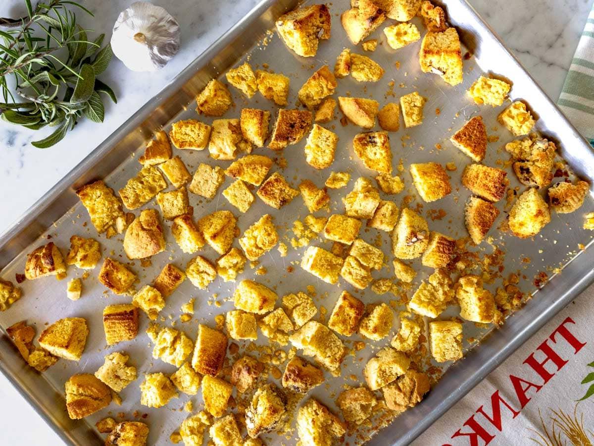 Geröstete Maisbrotwürfel auf einem Backblech
