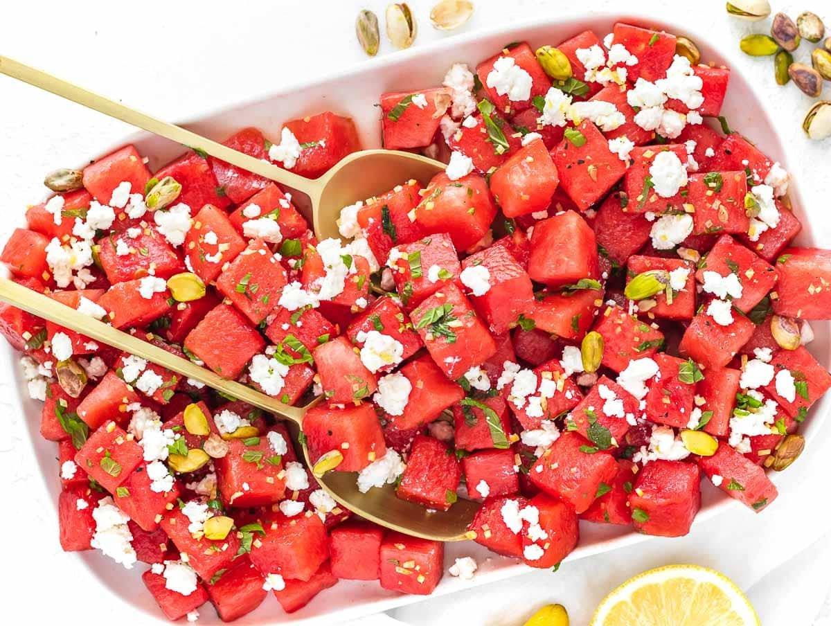 Wassermelonen-Feta-Salat auf einer Servierplatte