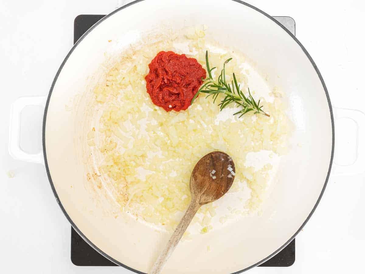 Pasta e Ceci (Nudeln mit Kichererbsen) 6 Zwiebel in einer Pfanne anbraten