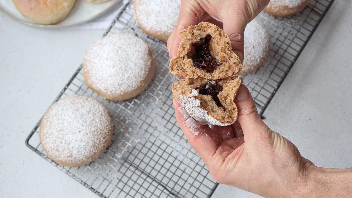 Vollkorn-Bombolone mit Nuss-Nougat-Creme