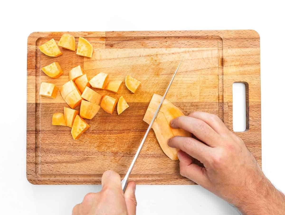 Süßkartoffeln in Würfel schneiden
