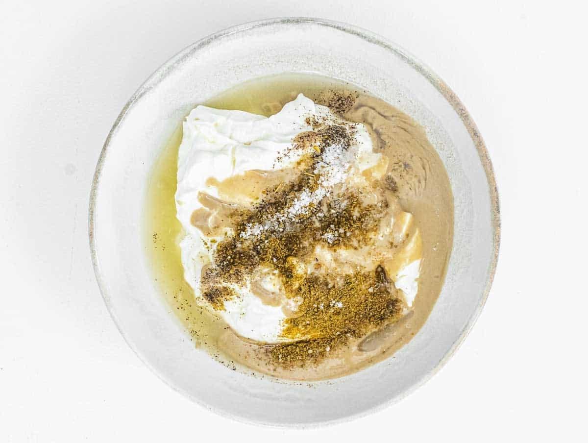 Joghurt-Tahini-Soße 6 Zutaten für Joghurt-Tahini-Dressing in einer Schüssel