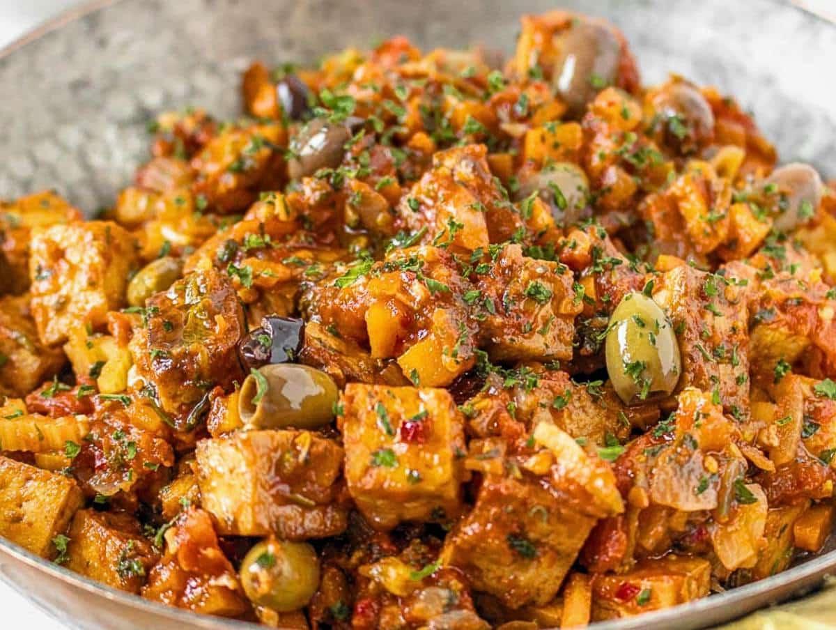 Tofu nach Jägerart 6 tofu cacciatore with olives in a skillet.