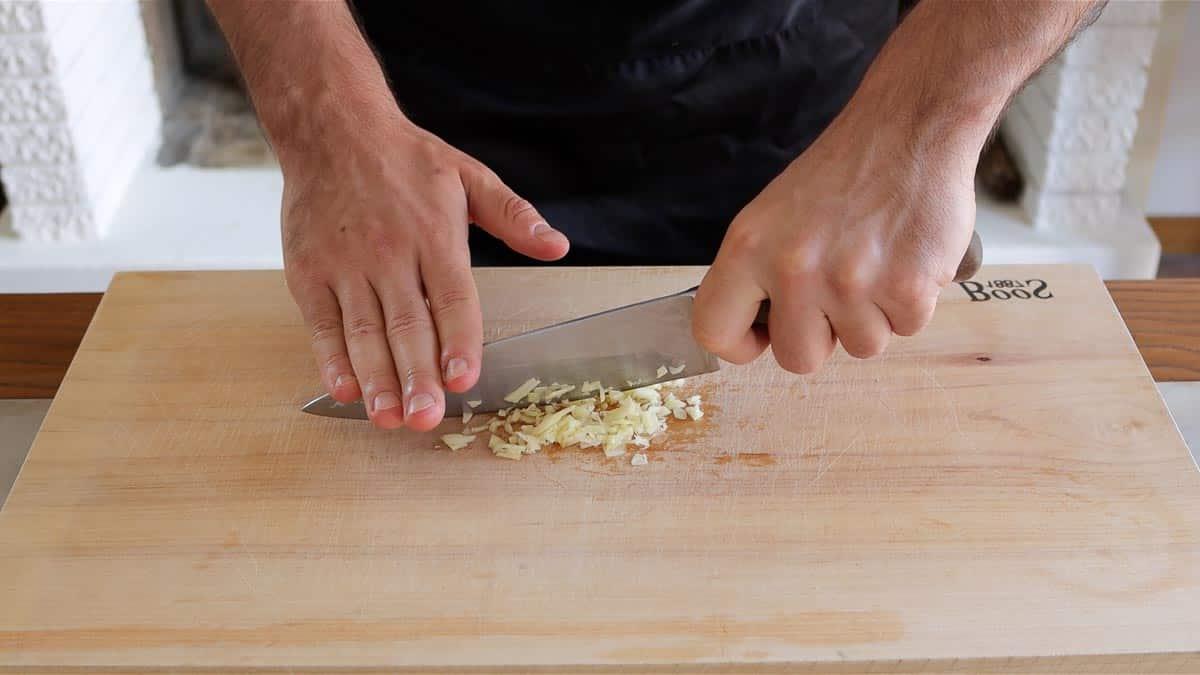 Knoblauch hacken und Knoblauchpaste herstellen 5 Knoblauch hacken
