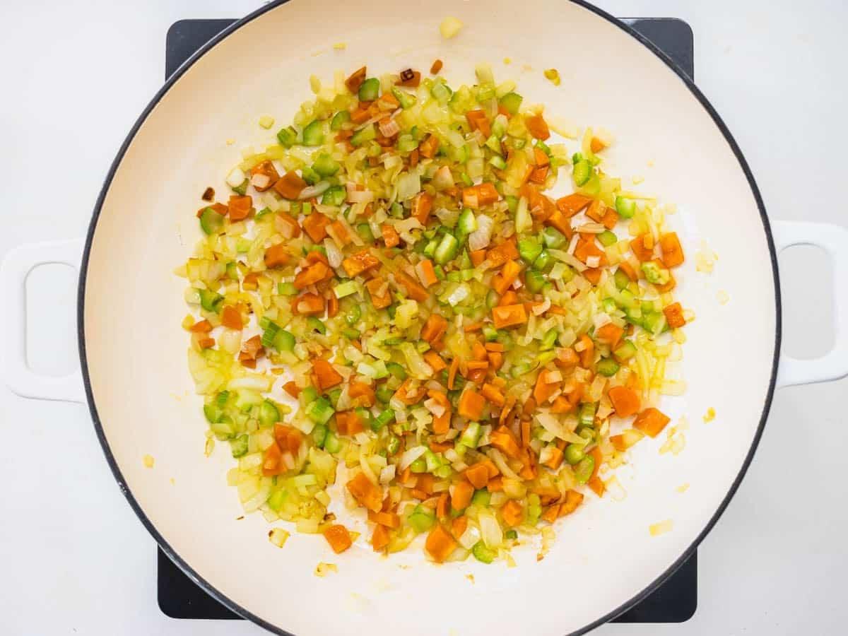 Geschmacksbasis mit Zwiebel, Sellerie und Knoblauch