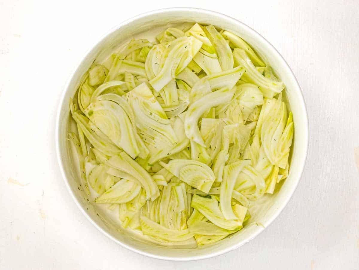 Fenchel in einer Schüssel beiseite stellen