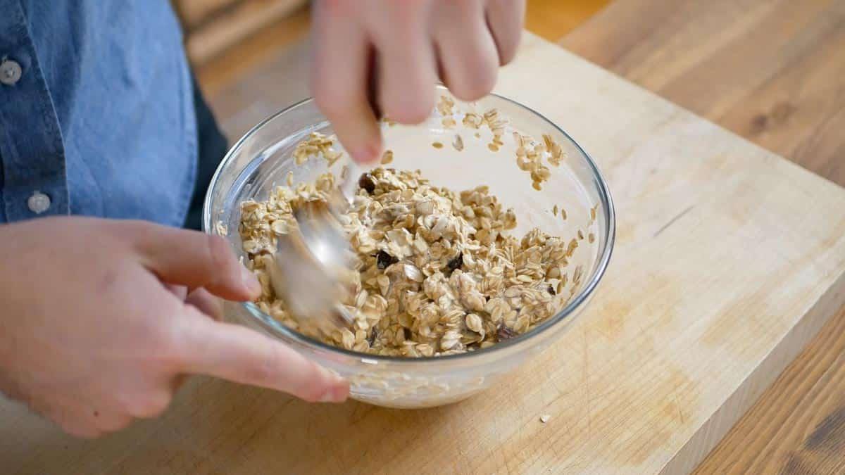Haferkeksteig wird in einer Schüssel gemischt