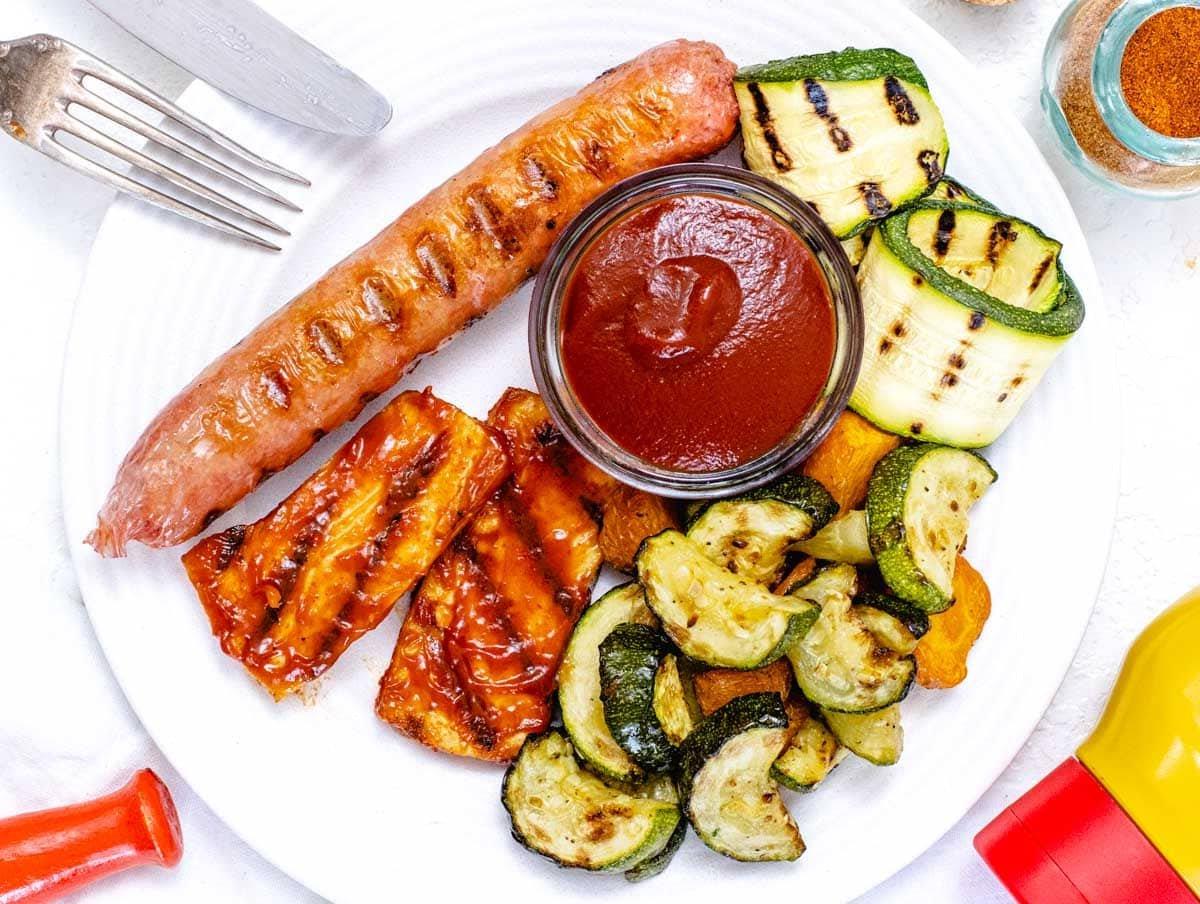 BBQ Soße mit Gemüse und Wurst