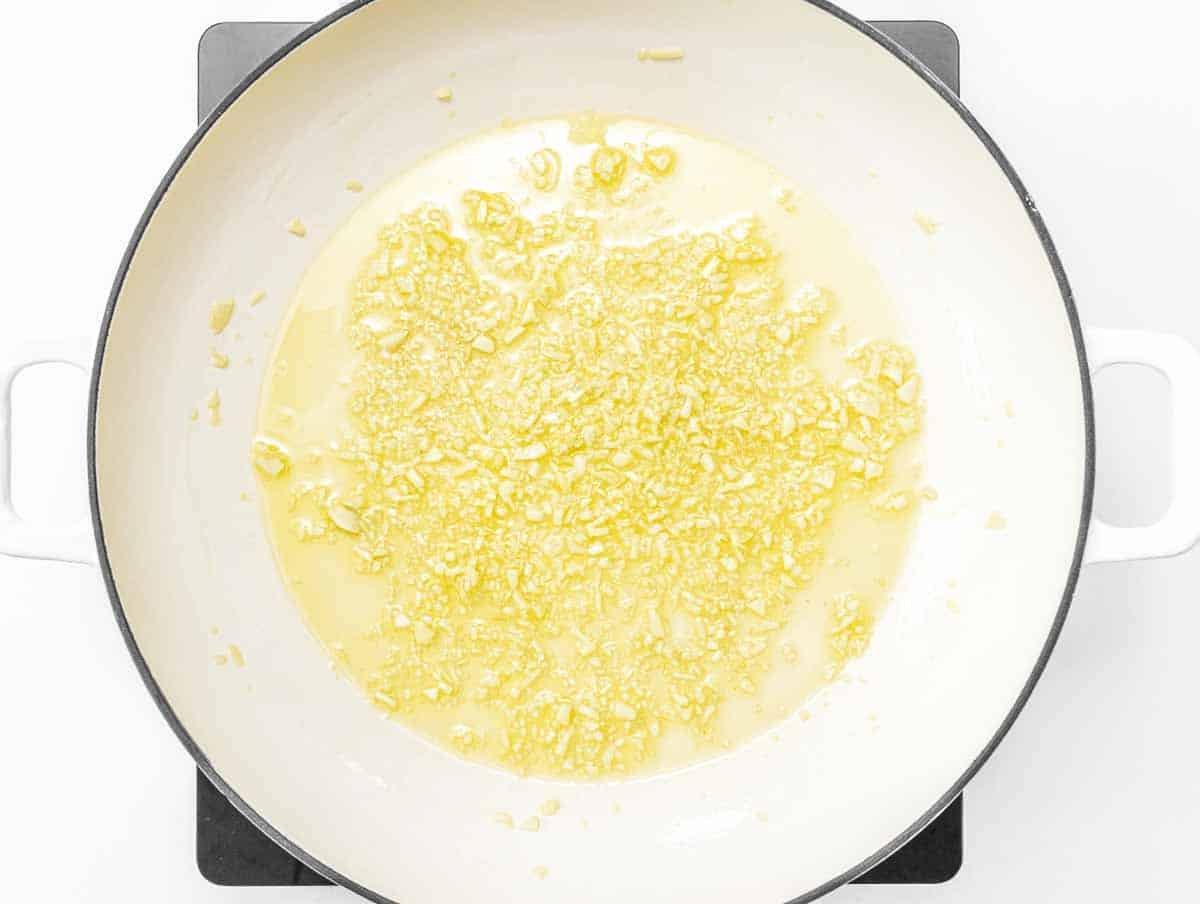Öl und Knoblauch in einer Pfanne
