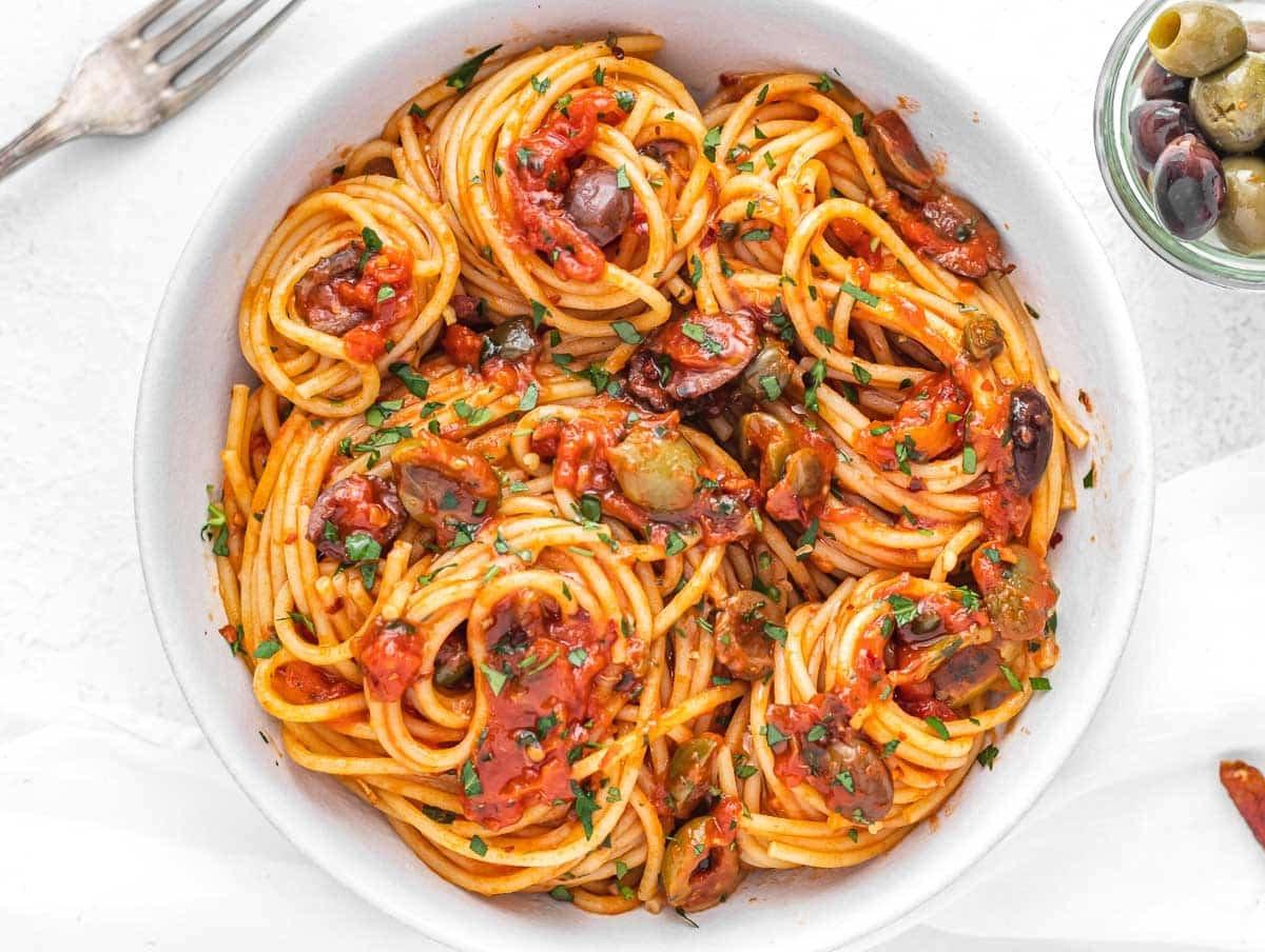Pasta Puttanesca in einer weißen Schüssel