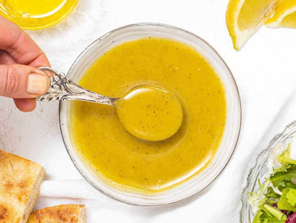 Honig-Senf-Dressing und Löffel