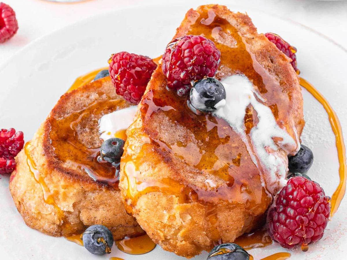 Veganer French Toast mit veganer Butter, Beeren und Ahornsirup