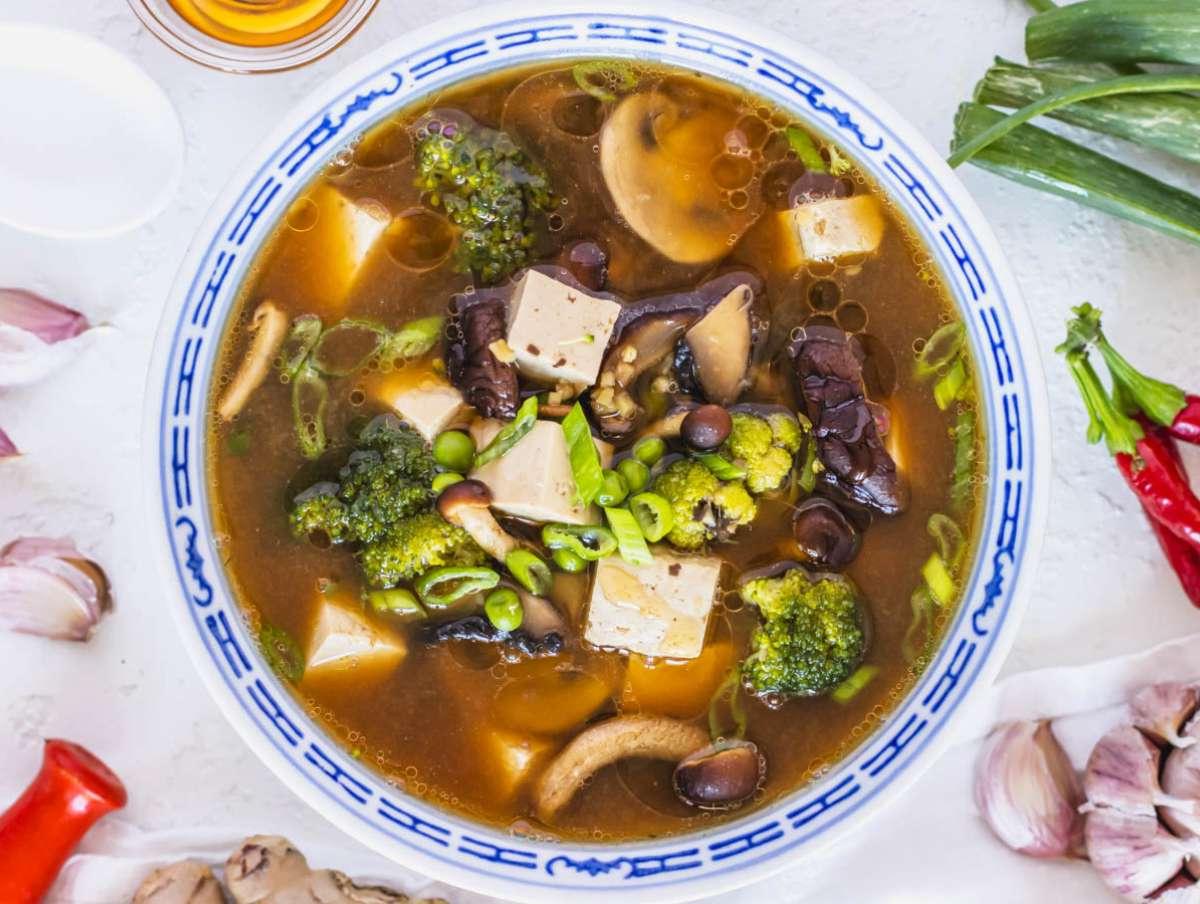 Tofusuppe in einer Schale serviert.