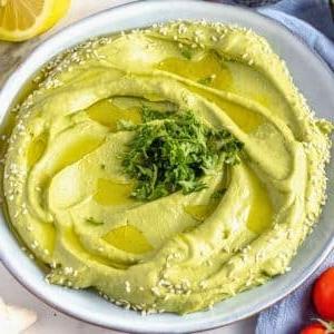 Avocado-Aufstrich auf einem Servierteller.