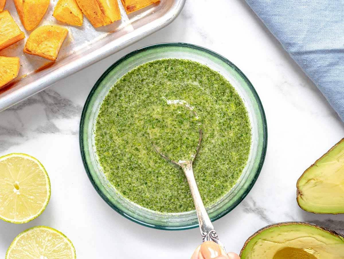 Schwarzer Bohnensalat 6 Koriander-Limetten-Dressing in einer Schüssel.