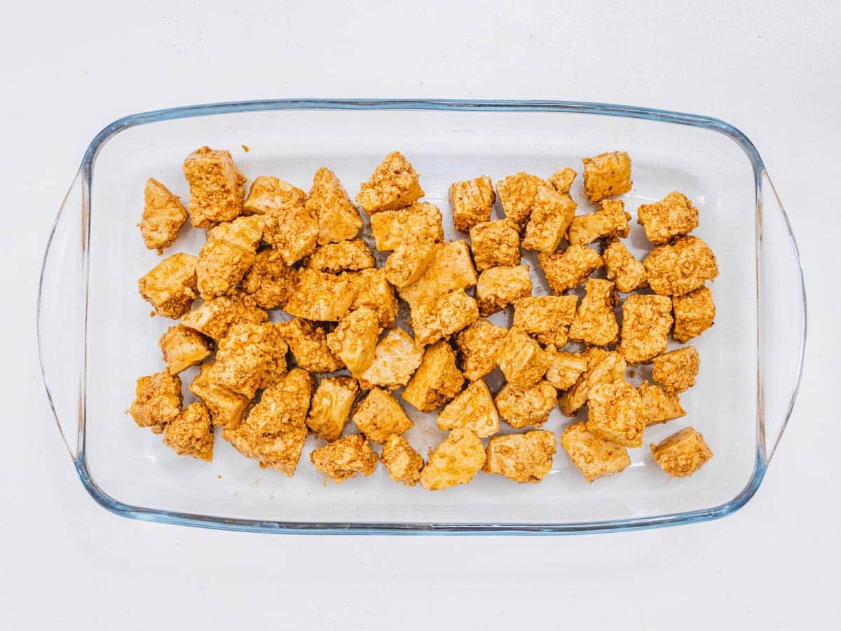 Tofu mit Öl und Gewürzen vermischt.