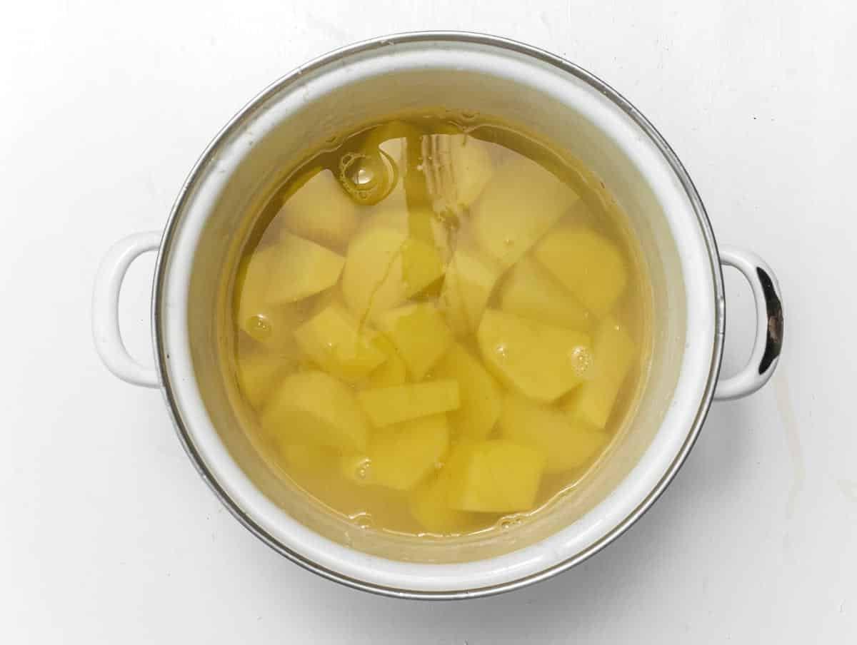 Kartoffeln in einem Topf kochen