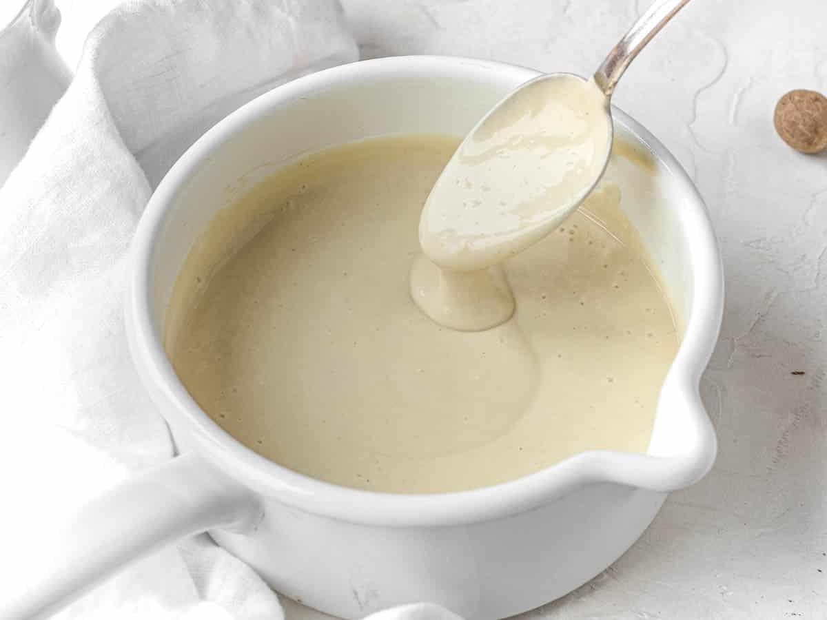 Vegane weiße Soße in einem weißen Topf