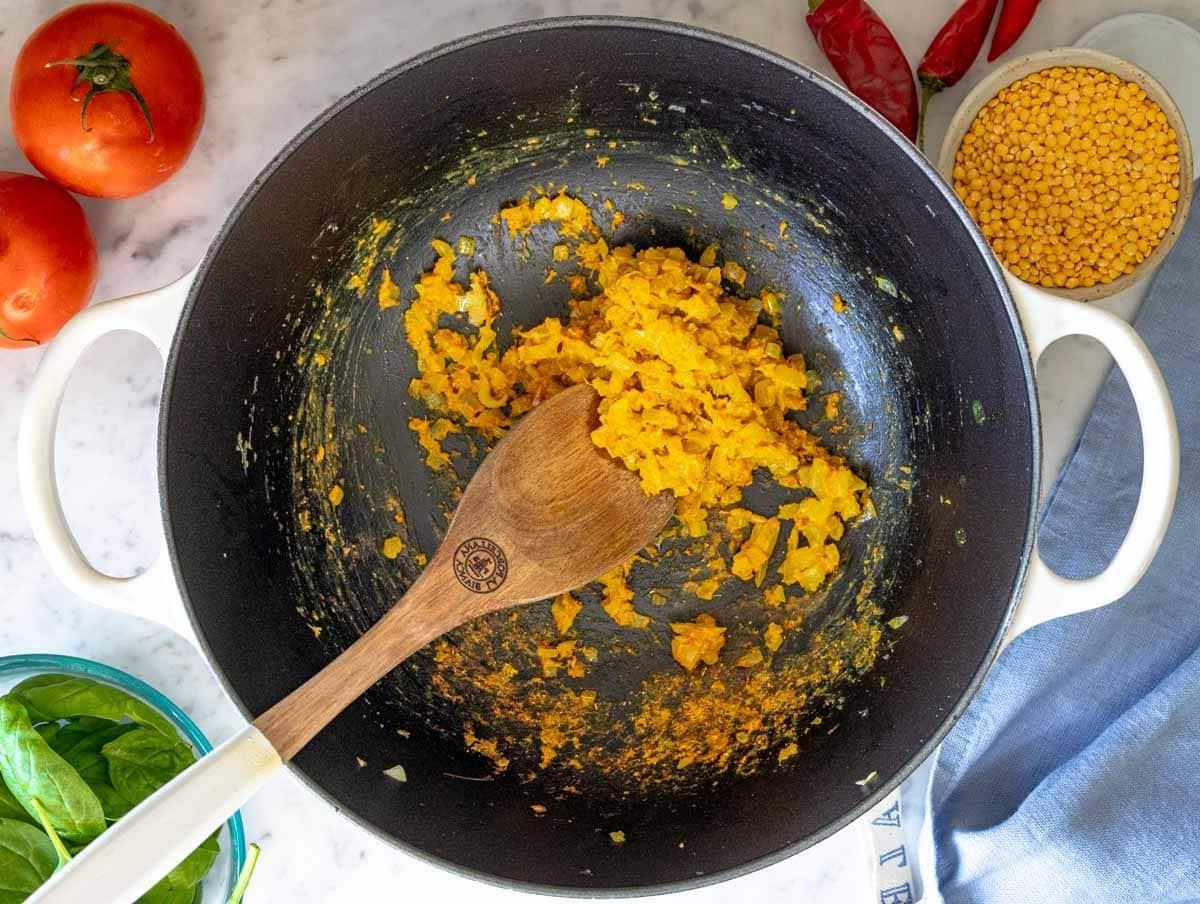 Dal Geschmacksbasis mit Gewürzen und Zwiebeln