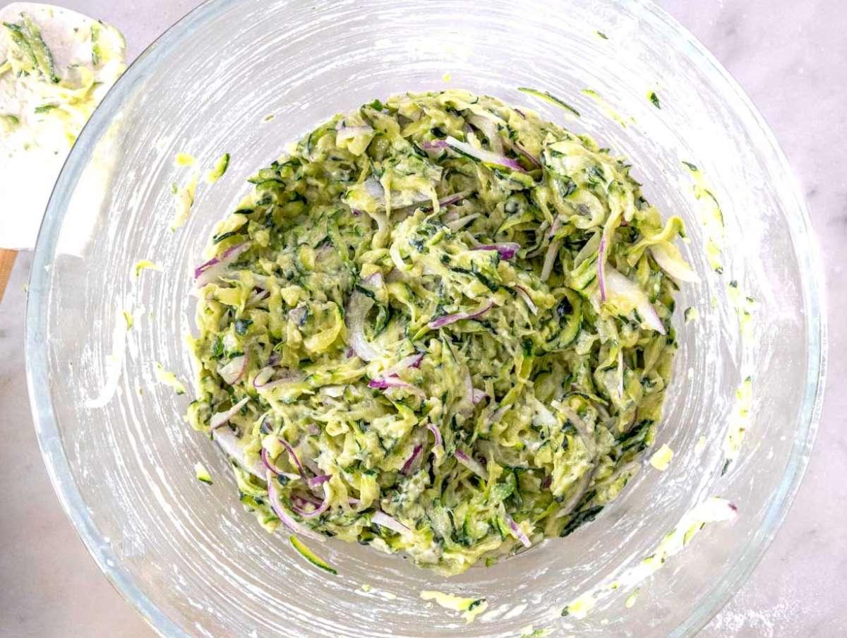 Schritt 3 Zucchinipuffer-Teig in einer Rührschüssel.