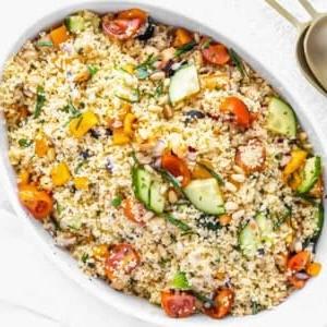 Couscous Salat Rezept mit frischem Gemüse.