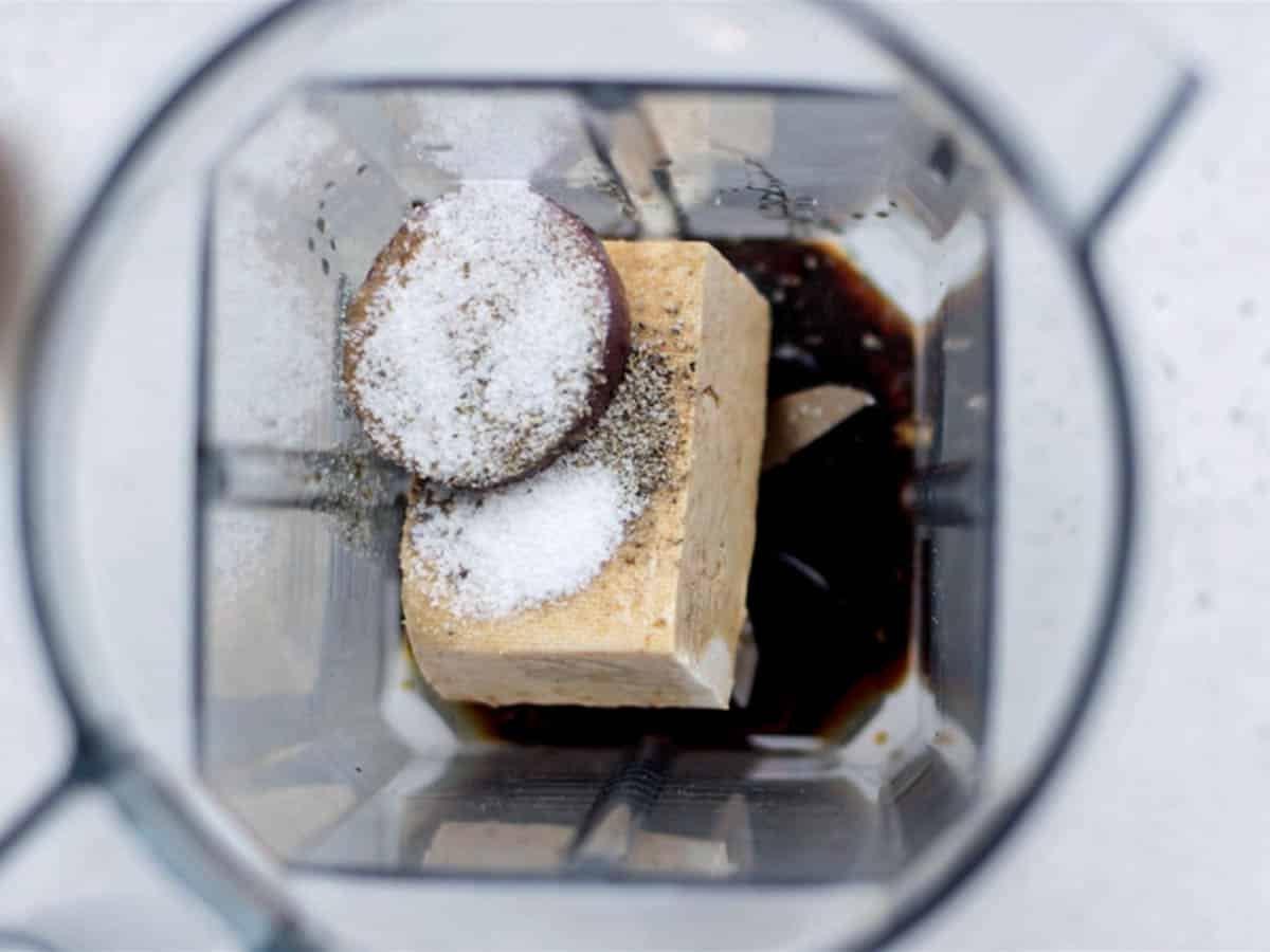 Tofu, Sojasauce und Zwiebel in einem Mixer