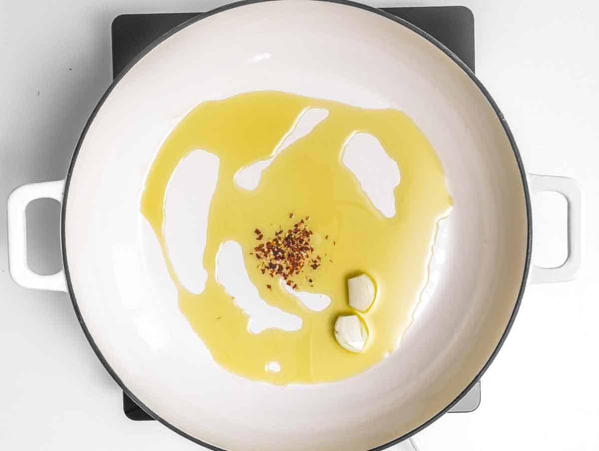 Öl, Knoblauch und Chiliflocken in einer Pfanne