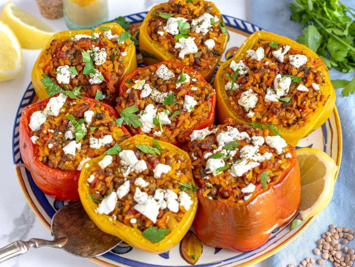 Schritt 3: Bunte gefüllte Paprika mit gewürztem Reis und Feta servieren.