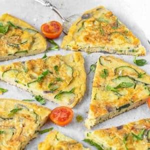 Vegane Frittata mit Zucchini.