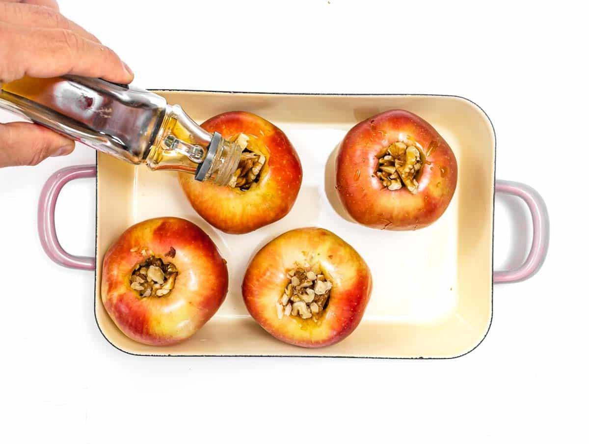 Bratäpfel 7 Äpfel auf Backblech mit Walnüssen