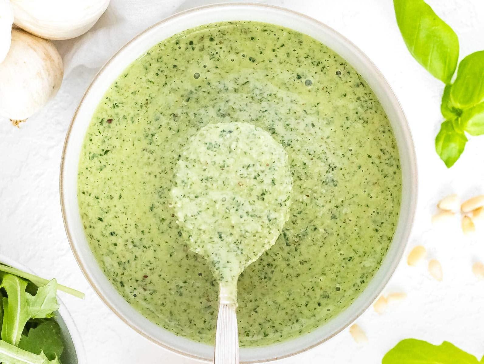Rucola Pesto in einer kleinen Schüssel