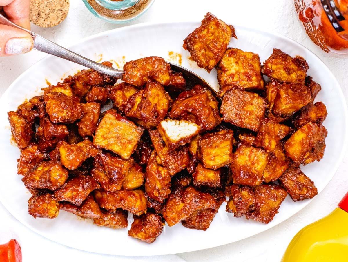 BBQ Tofu mit einem Löffel
