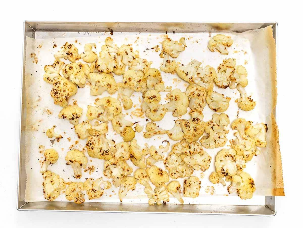 Geröstete Blumenkohlröschen auf einem Backblech