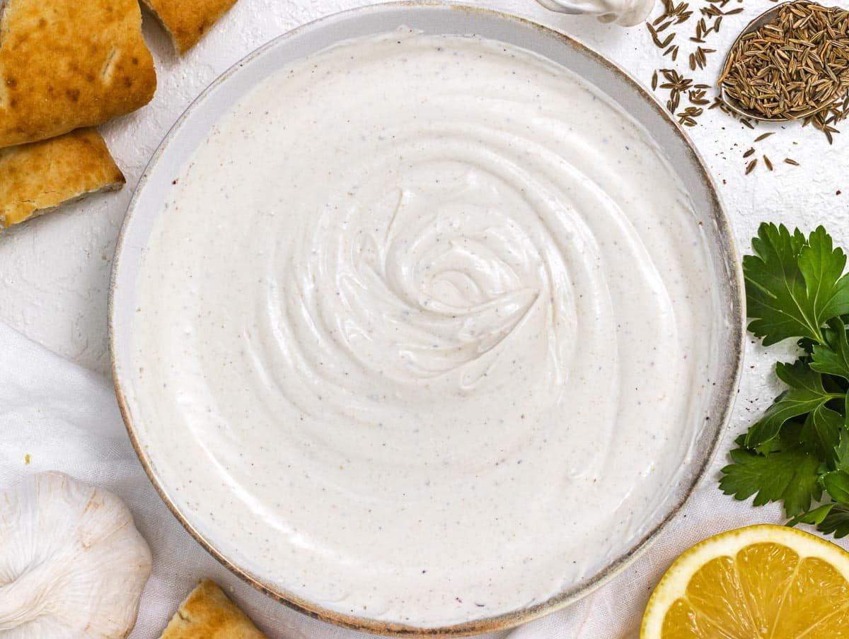 Joghurt-Tahini-Soße 7 Joghurt-Tahini-Sauce in einer Schüssel