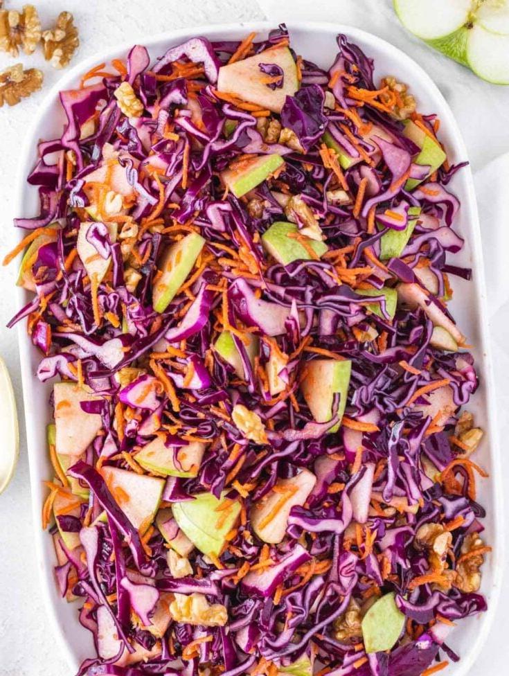 Rotkohlsalat mit Apfel und Nüssen